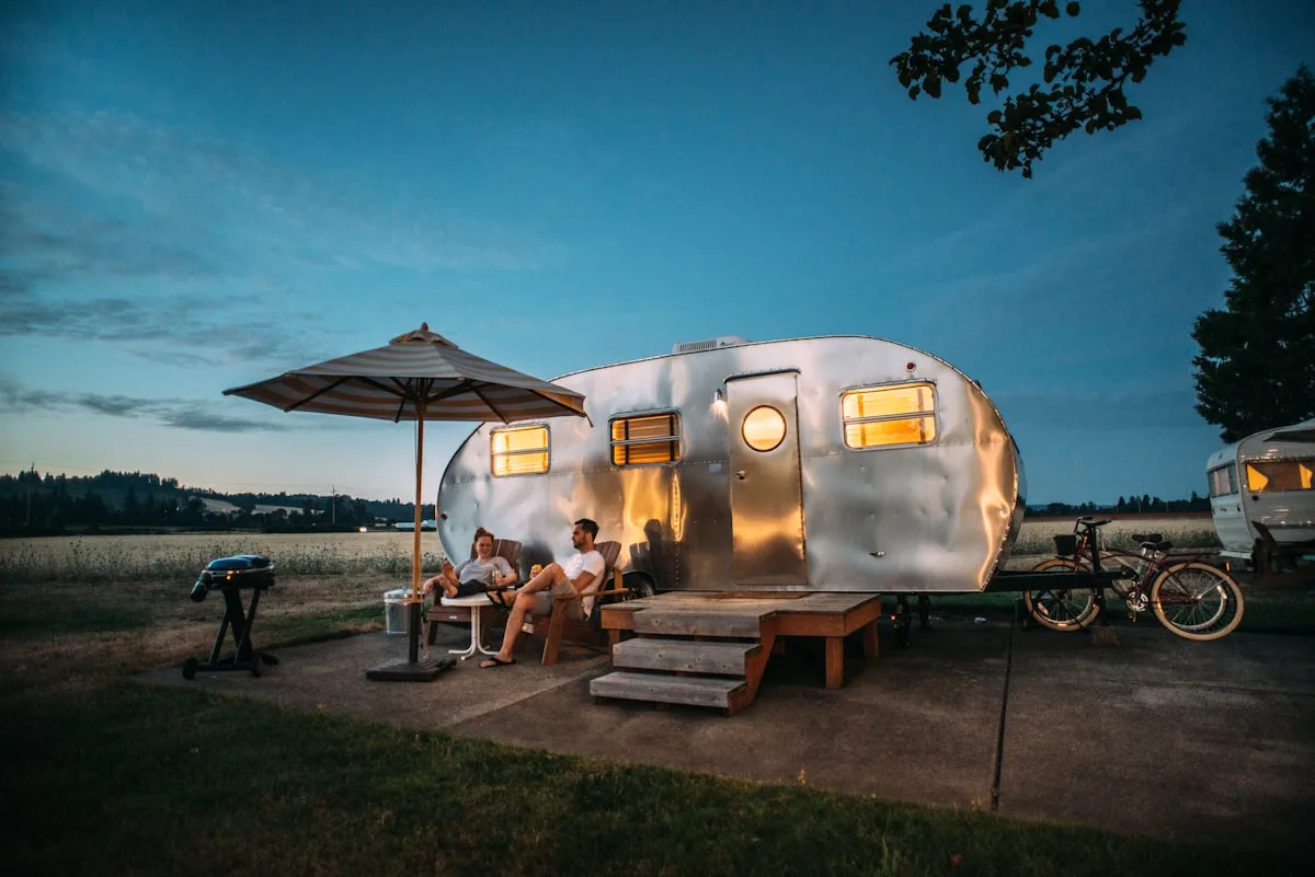 Instalaciones y piscina en Glamping San Benito, Cazalla De La Sierra